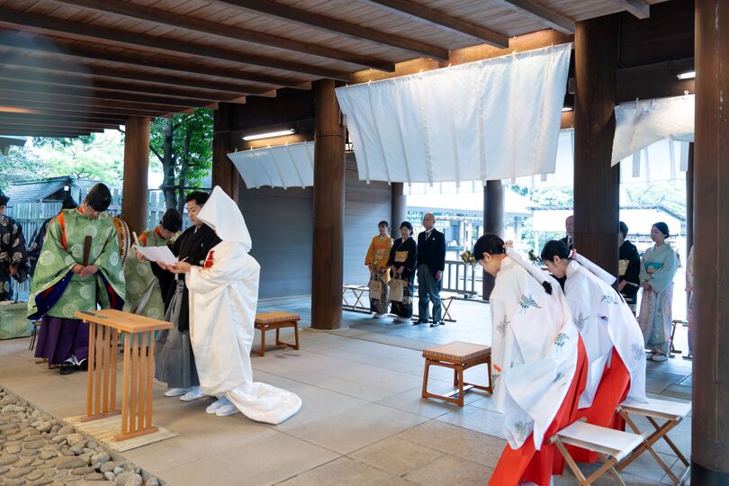 隣接する伊勢山皇大神宮にて挙式。